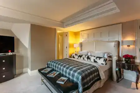 11 Cadogan Gardens & - 28