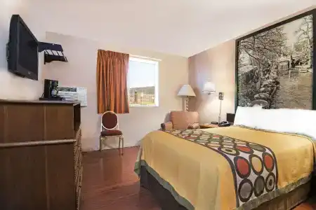 Super 8 by Wyndham San Antonio/I-35 North - 11