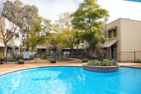 Rydges - 82