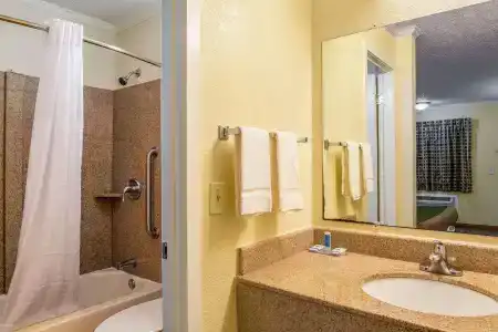 Rodeway Inn & Suites Fort Jackson - 21