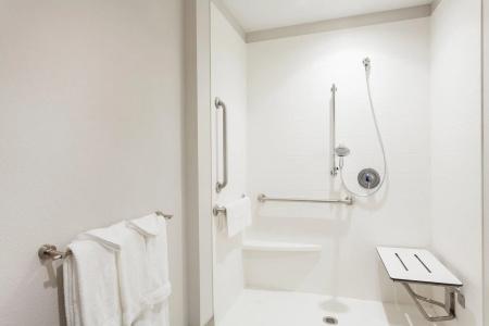 Holiday Inn Express & Suites Beach Beachfront by IHG - 54