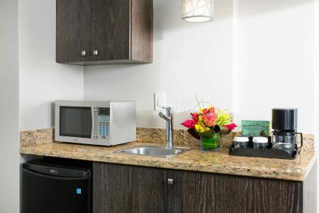 Courtyard by Marriott Waikiki Beach - 9