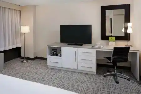DoubleTree by Hilton Chicago Magnificent Mile - 65
