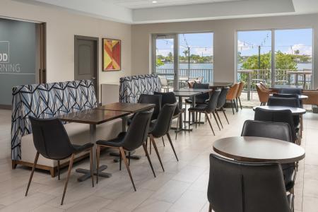 Cambria Miami Airport - Blue Lagoon - 26