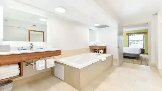 Holiday Inn Express & Suites, An Ihg - 9