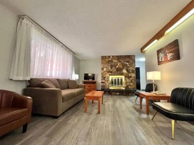 Econo Lodge Village - 86
