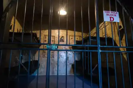 Alcatraz Jail-Hostel - 2