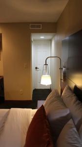 Hawthorn Suites East - 27