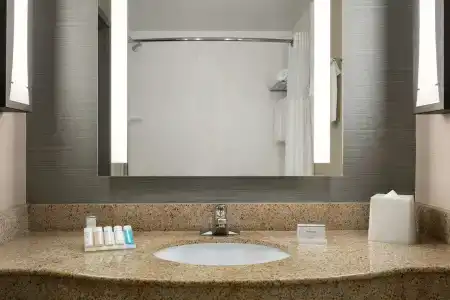 Hilton Garden Inn East - 7