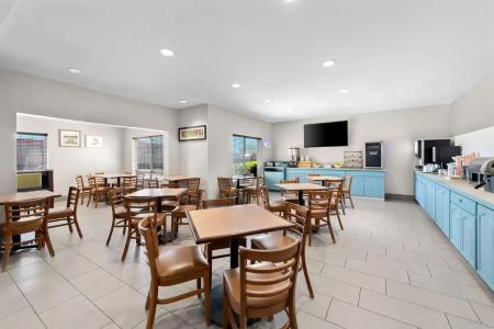 Country Inn & Suites by Radisson, West, KS - 33