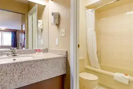 Econo Inn & Suites - - 57