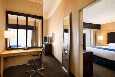 DoubleTree by Hilton Airport - 1