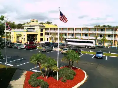 Howard Johnson by Wyndham Tropical Palms - 16