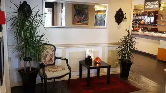 Holms Motel - 1