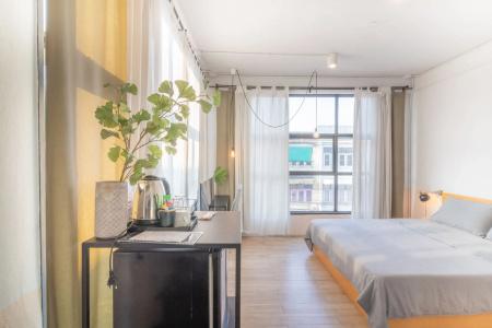 Beige Poshtels + Netflix - 5