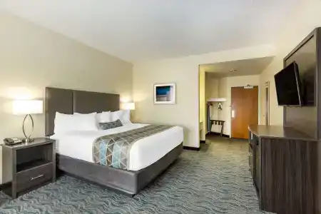 Baymont by Wyndham Airport - 5