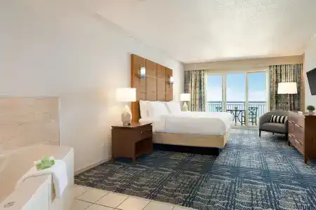 Holiday Inn & Suites, An Ihg - 4