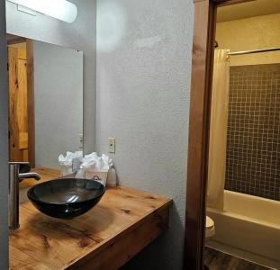Days Inn and Suites by Wyndham Downtown-University - 41