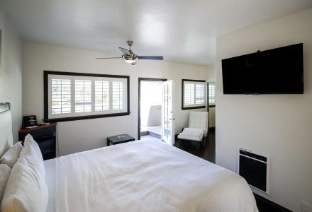 Malibu Country Inn - 2