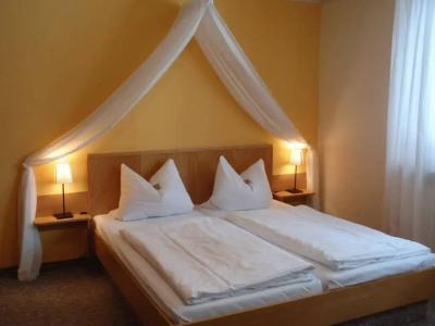 & Restaurant Lindengarten - 1