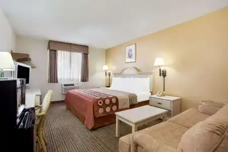 Super 8 by Wyndham/St. Petersburg Airport - 2