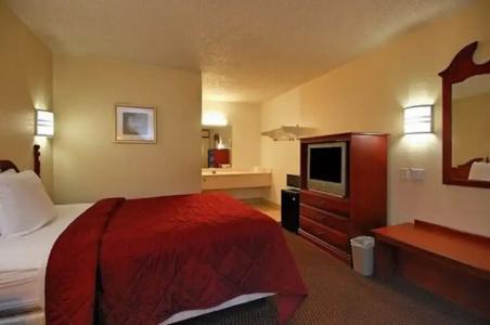 Super 6 Inn & Suites - 16