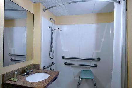 Super 8 by Wyndham Sarasota Area - 24