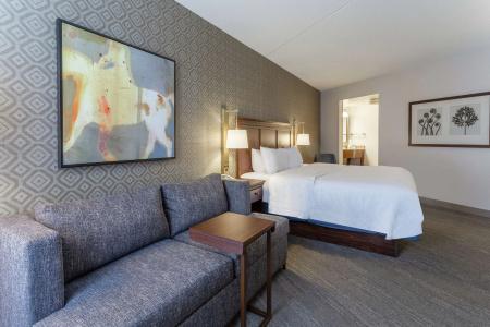 Hampton Inn and Suites Downtown - 2