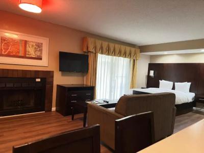 Hawthorn Suites East - 77