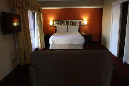 Hawthorn Suites East - 66