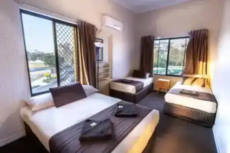 Kingsford Riverside Inn - 20
