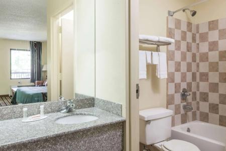 Super 8 by Wyndham/I-85 Atlanta - 8