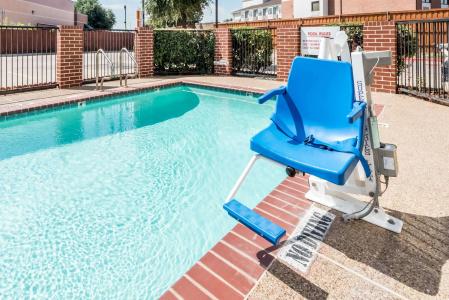 Days Inn & Suites by Wyndham Dallas - 11