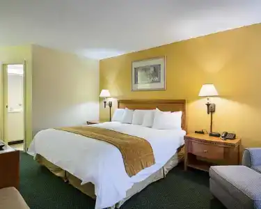 Days Inn & Suites by Wyndham Colonial - 17