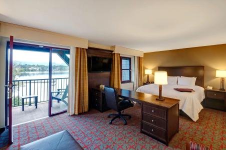 Hampton Inn & Suites - 4