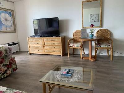 Tropical Studios At Marine Surf Waikiki - Free Parking - Best Location - Full Kitchen - Swimming Pool - 4