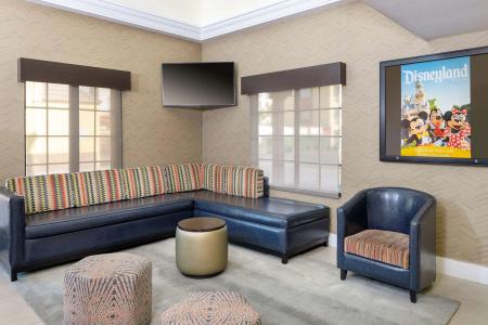 Best Western Plus Raffles Inn & Suites - 12
