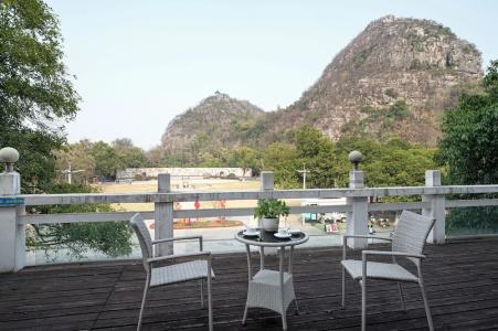 Guilin Crystal Crescent Moon - 137