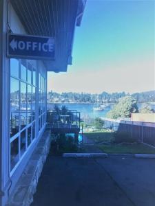 Waterfront Lodge - 17