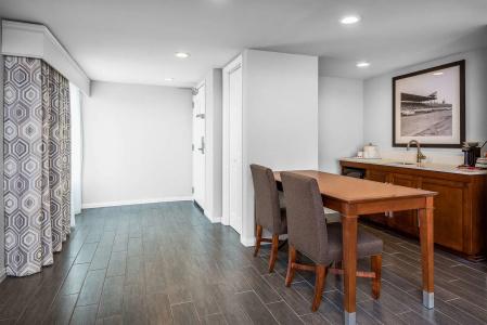Hampton Inn - Suites-Civic Center - 11