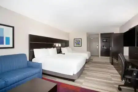 Holiday Inn Express & Suites, an IHG - 3