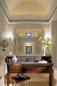 Four Seasons Istanbul at the Bosphorus - 40