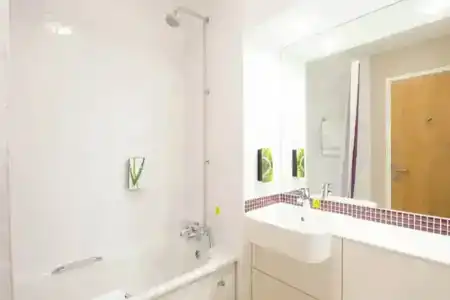 Premier Inn Greenwich - 8