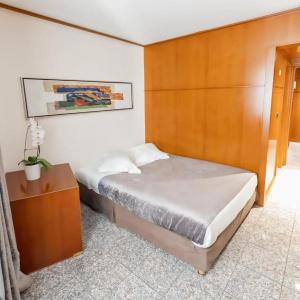 Goldstar  & Suites - 23