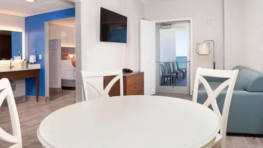 Holiday Inn Express & Suites Beach Beachfront by IHG - 114