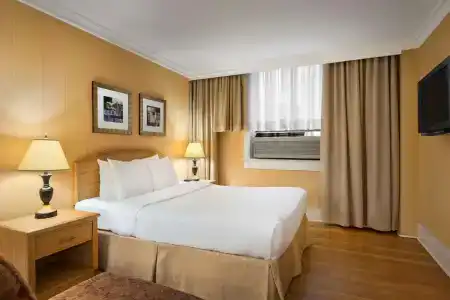 Days Inn by Wyndham Downtown - 25