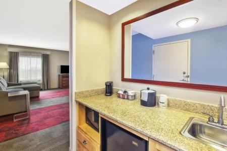 Hampton Inn & Suites - West - 49