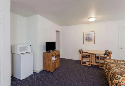 Days Inn by Wyndham Anaheim West - 17