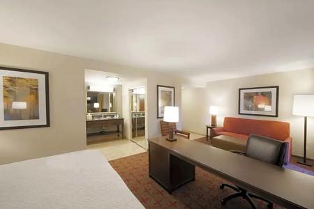 Hampton Inn & Suites - 112