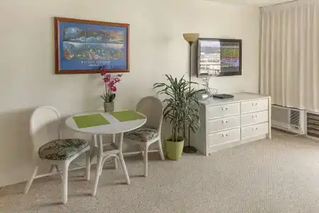 Tropical Studios At Marine Surf Waikiki - Free Parking - Best Location - Full Kitchen - Swimming Pool - 76
